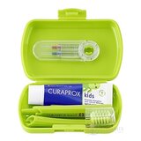 CURAPROX Kids travel set zelený (1x zubná kefka, 2x medzizubná kefka CPS, 1x zubná pasta mäta 6+ 10 ml, 1x nálepka) 1x1 set obrázok